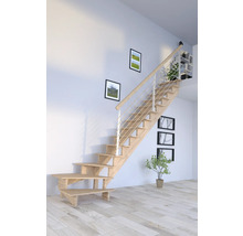 Holztreppe mit Metallgeländer in hellem Raum