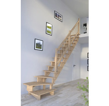 Holztreppe im Innenraum eines Hauses mit Bildern an der Wand