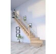 Holztreppe im Innenraum mit Geländer und Wanddekoration