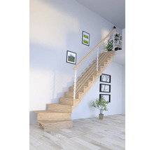 Holztreppe mit Geländer in einem hellen Raum.