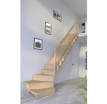 Holztreppe im Innenraum mit Wanddekoration