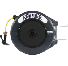Ebinger Automatik-Schlauchaufroller aus Kunststoff mit gelbem Schlauch, Spritzdüse und Wandhalterung.
