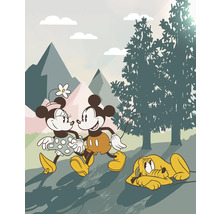 Micky Maus und Minnie Maus wandern mit Pluto in einer Waldlandschaft.