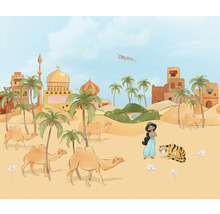 Illustration einer Wüstenlandschaft mit Palmen, Kamelen, Prinzessin Jasmin und ihrem Tiger