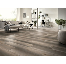 Heller Wohnraum mit Holzboden, Sofa, Tisch und Arbeitsplatz