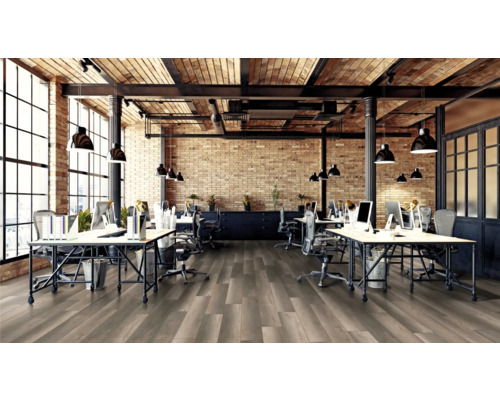 Helles Büro mit Computertischen, Bürostühlen und Holzboden