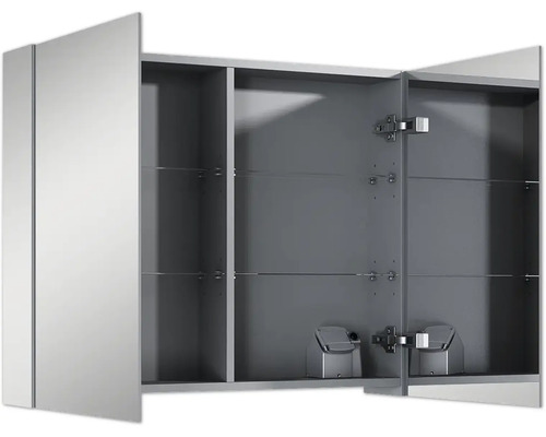 Geöffneter Spiegelschrank mit Glasböden zur Badezimmeraufbewahrung