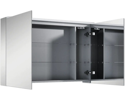 Geöffneter Spiegelschrank mit Einlegeböden aus Glas