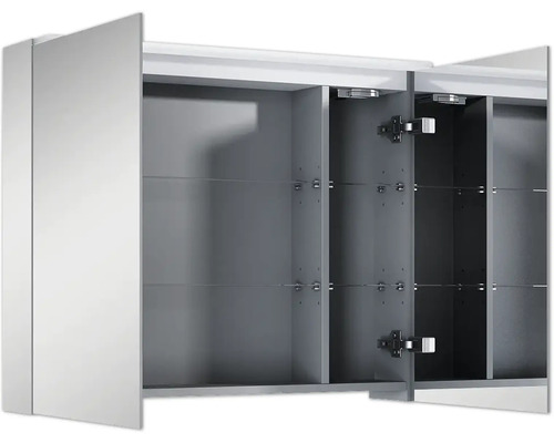 Geöffneter Spiegelschrank mit Einlegeböden für das Badezimmer