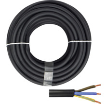 Schwarzes Elektrokabel aufgerollt