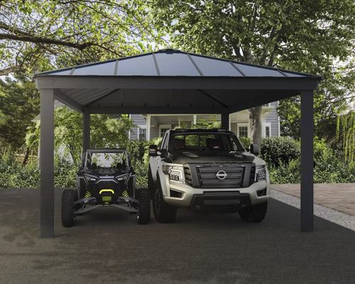 Überdachter Stellplatz mit Fahrzeugen im Freien.