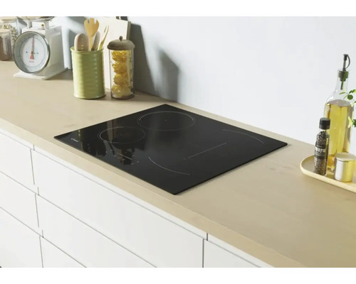 Schwarzes Induktionskochfeld in einer modernen Küche