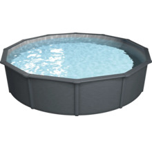 Achteckiger Stahlwandpool gefüllt mit Wasser.