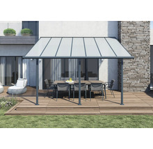 Terrassenüberdachung mit Tisch und Stühlen im Außenbereich