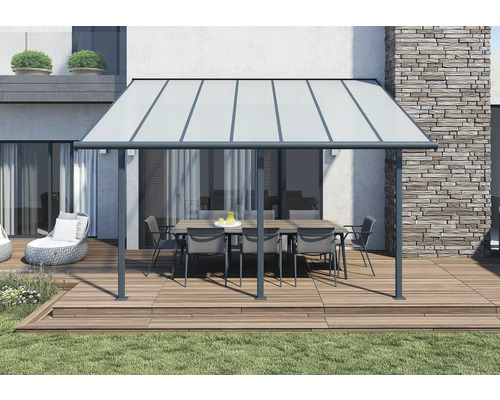 Terrassenüberdachung mit Tisch und Stühlen im Außenbereich