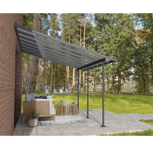Terrassenüberdachung mit Möbeln auf einer Terrasse
