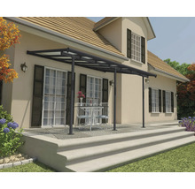 Terrassenüberdachung aus Aluminium an einem Wohnhaus mit Garten.