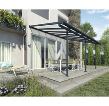 Terrasse mit Terrassenüberdachung, Tisch und Stühlen im Garten