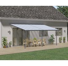 Terrassenüberdachung mit Tisch und Stühlen im Garten