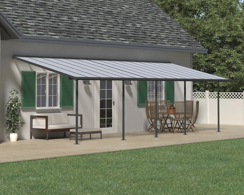 Terrassenüberdachung aus Aluminium an einem Haus mit Gartenmöbeln.