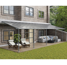 Terrassenüberdachung mit Sitzgruppe und Liegestühlen im Garten