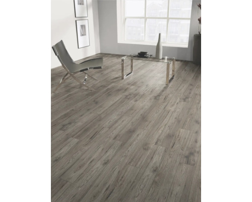 Wohnzimmer mit Laminatboden in Holzoptik, Stuhl und Tisch