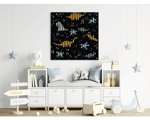 Dekoratives Kinderzimmer mit einem Wandbild mit Dinosaurier-Motiv über einer Aufbewahrungseinheit.