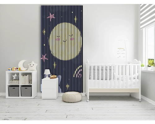 Kinderzimmer mit Wandpaneel mit Mond- und Sternmotiv, Kinderbett und Aufbewahrungsmöbeln