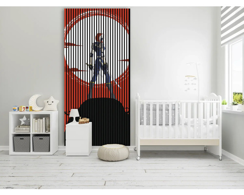 Kinderzimmer mit Babybett und Anime-Wandbild