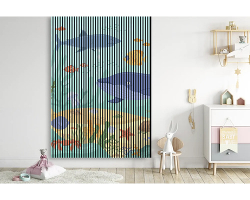 Dekoratives Wandbild mit Unterwassermotiv im Kinderzimmer.