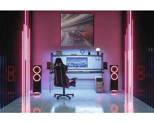 Gaming Zimmer mit Schreibtisch, Stuhl, Lautsprechern und Beleuchtung