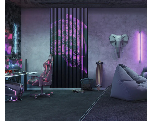 Modernes Spielzimmer mit Gaming-Stuhl, Schreibtisch, Neonbeleuchtung und Dekorationen.