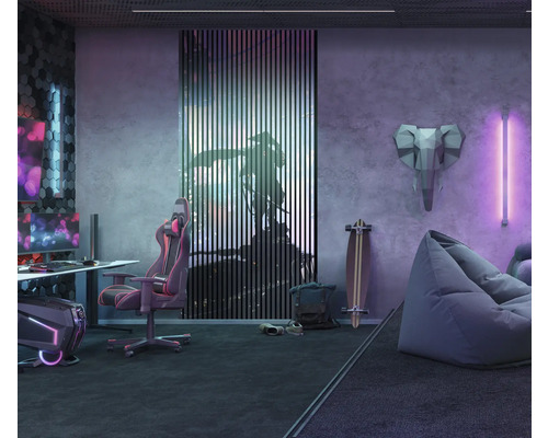 Gaming Zimmer mit Schreibtisch, Stuhl, Sitzsack, Skateboard und Wanddekoration