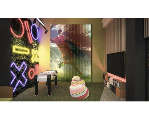 Spielzimmer mit Tischfußball, Fernseher und dekorativer Wandgestaltung