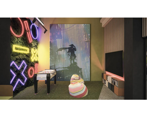 Helles Zimmer mit Tischfußball, Wandkunst, Sitzsäcken und Fernseher