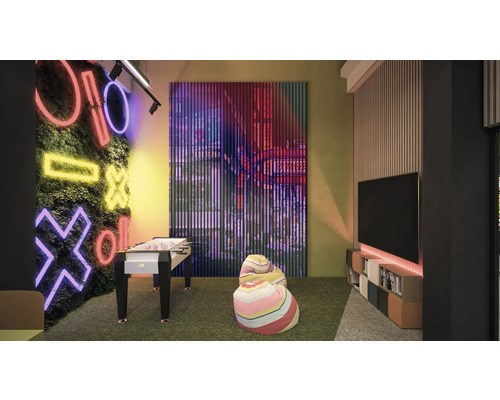 Spielzimmer mit Tischfußball, Sitzsäcken, Fernseher und Wanddekorationen.