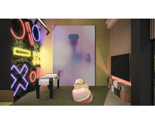 Spielzimmer mit Tischfußball, Sitzsäcken, Fernseher und Wanddekorationen