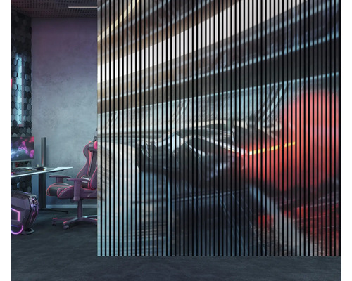 Modernes Gamingzimmer mit Schreibtisch, Stuhl und Spielkonsole hinter einer Lamellenwand