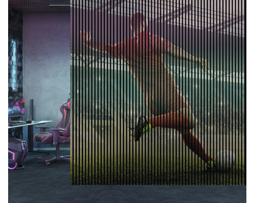 Raumszene mit einem Gamingzimmer und einer Schiebegardine mit Fußballmotiv