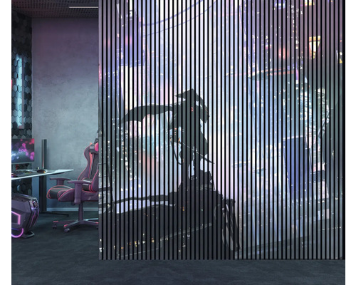 Raum mit Gaming-Stuhl und Lamellenvorhang