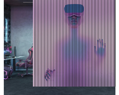 Einrichtung eines Gaming Zimmers mit Gaming Stuhl, Schreibtisch und PC sowie einer Person mit Virtual Reality Brille hinter einer Wand aus Lamellen