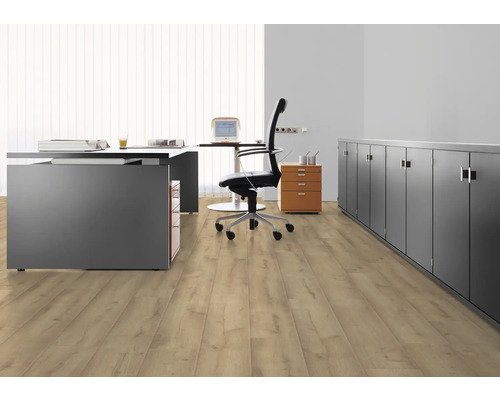 Helles Büro mit Schreibtisch, Bürostuhl, Kommode und Laminatboden