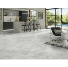 Heller Wohnraum mit Marmorfliesen, Kücheninsel und Sitzgelegenheiten