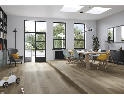 Heller Wohnraum mit Holzboden, Esstisch und Stühlen