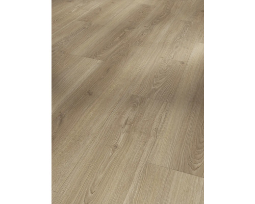 Nahaufnahme von Laminatboden mit Holzoptik.