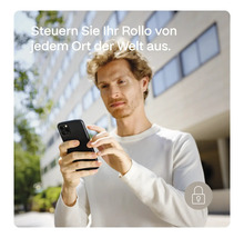 Mann steuert Rollo mit Smartphone von jedem Ort aus