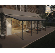 Terrassenüberdachung aus Metall und Polycarbonat an einem Haus mit Gartenmöbeln