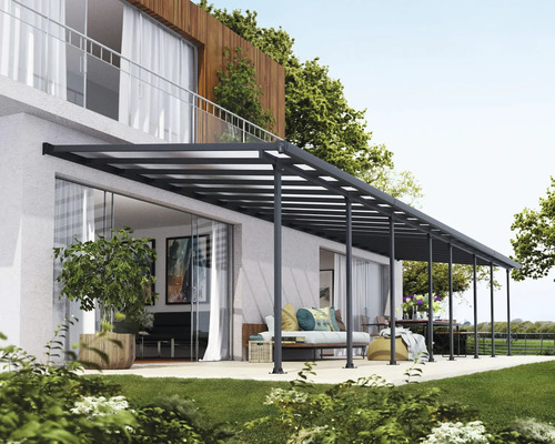 Terrassenüberdachung CANOPIA by Palram Feria 3x10.92 1092 x 294 cm anthrazit Terrasse mit Terrassenüberdachung und Gartenmöbeln an einem sonnigen Tag.