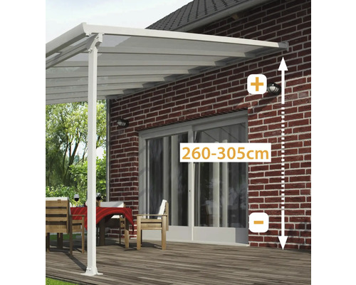 Terrassenüberdachung mit variabler Höhe von 260 bis 305 cm an einer Hauswand