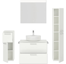 Badezimmer mit Waschbecken, Unterschrank, Spiegelschrank und Hochschrank